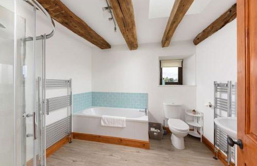 10 Bed Stunning House in village, with Hot Tub - Photo 7