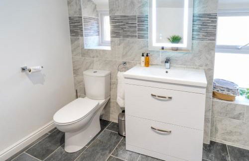 Newly-renovated, mid-terrace cottage in Porthmadog - Photo 41