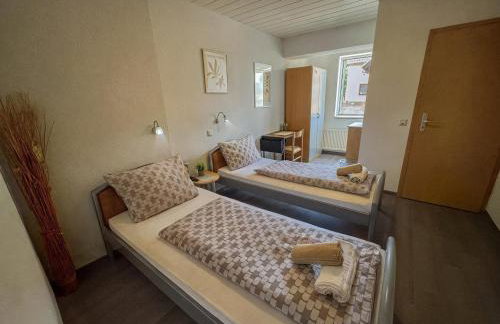 Family and Friends Worms - Photo 4