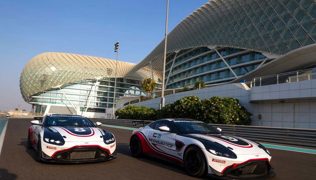 Dos Aston Martin GT4 en el circuito de Yas Marina