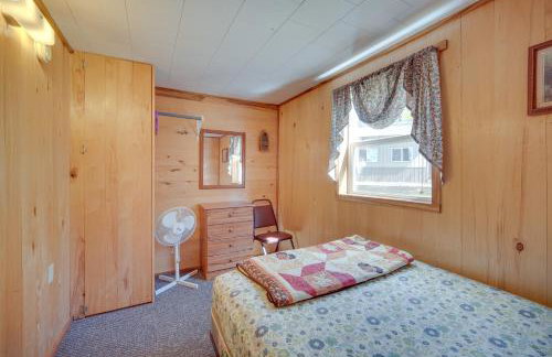 Stone Lake Cabin with Private Deck and Fire Pit! - Foto 10