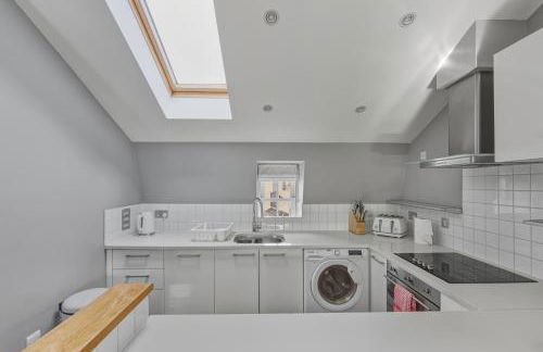 Stylish 2BR Retreat Steps from Kings Cross - Foto 19