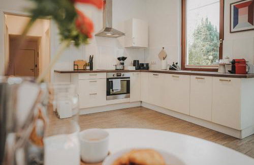 JOBOSTAYS - LINDEN Family Apartment Oldenburg - sehr geräumig 110m2 - Terrasse mit Gartenblick - voll ausgestattete Küche - 2 Bäder - Babybett - 10 Min zu Fuß zum Bahnhof - kostenloses WLAN - Parkplatz - kontaktfreier Check-In - Photo 37