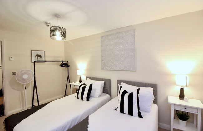 Beautiful Central Windsor Apartment - Photo 3