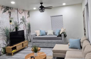 Modern B&W Coastal Retreat 2BR 2BA and Laundry - Foto 6