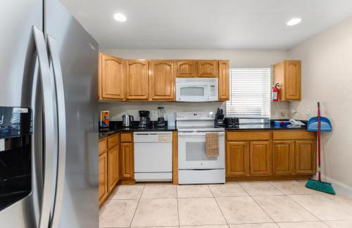 Spacious 5BR Home with Pool, Near Downtown & Beach - Foto 13