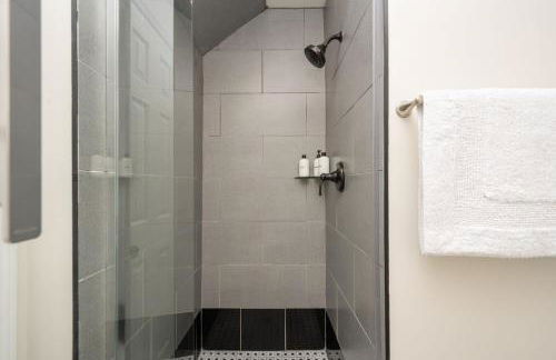 King Street Retreat Charming, Fully Updated Townhome - Foto 15