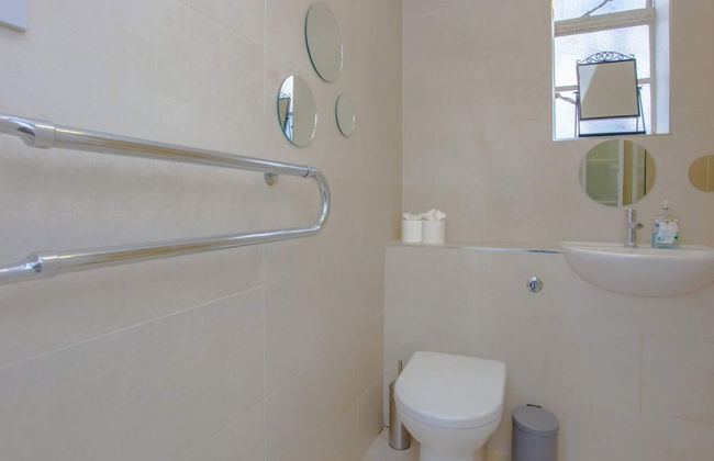 Contemporary 2 Bedroom Flat in Bayswater - Photo 26