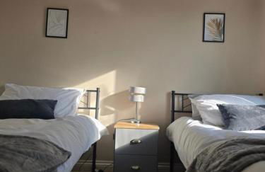 Stylish 3-Bed Home with Parking - Ideal for Long Stays - Photo 5