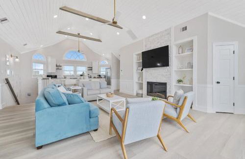 Elegant Updated Oceanfront Home with Pool & Hot Tub - Photo 32