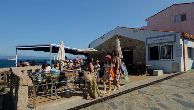 Tomando algo en una de las terrazas de Ons