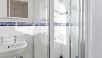 Luxurious 3 bed 1 Bath Stay Ideal for Families and Contractors - Photo 5, Shower