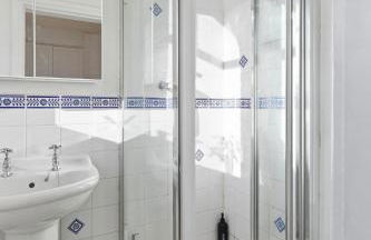 Luxurious 3 bed 1 Bath Stay Ideal for Families and Contractors - Photo 5