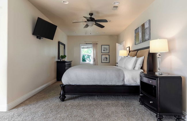 Wilson Creek Manor By Avantstay Sleeps 10! Amazing Estate w/ Pool & Game Room - Photo 17