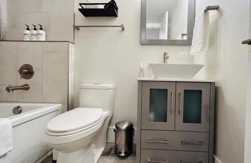 Little Blue Bungalow on Boise's Bench, Pet Friendly, Fully Fenced yard with doggie door! 2 miles from BSU, 5 minutes from Downtown Boise, Desk and workstation for remote workers, 2 TV's large walk-in closet, Good for mid-term stays - Foto 17