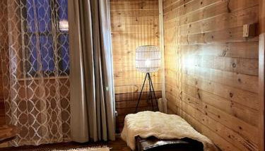 Drewniana chata nad stawem - Foto 4