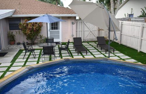 Blisscapade Pool Movie Theater Games Backyard - Foto 23