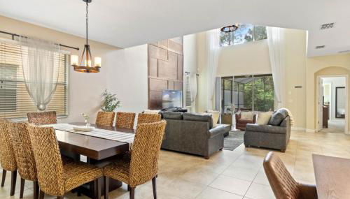 Spacious Vacation Home with Pool & Jacuzzi Near Disney - Foto 3