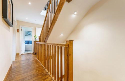 Whimsical Countryside Escape with Sprawling Garden - Foto 24