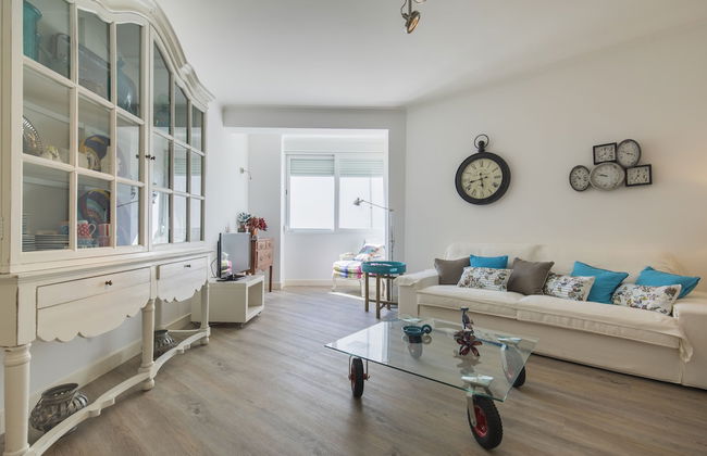 Cozy Seaview Apartment - Photo 1