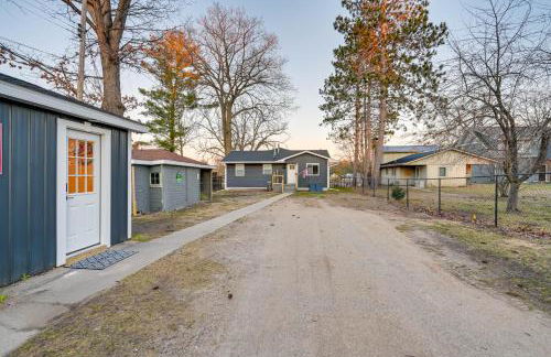 Riverfront Michigan Cottage with Fire Pit and Kayaks! - Foto 26