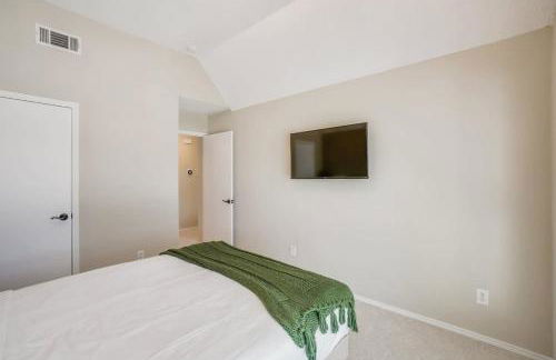 Melody Home near Grapevine DFW Airport w backyard - Foto 13