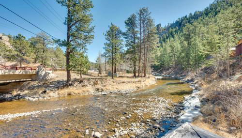 Private Hot Tub and Deck Riverfront Escape in Drake - Foto 3