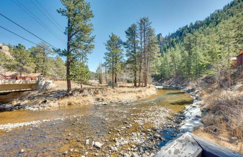 Private Hot Tub and Deck Riverfront Escape in Drake - Foto 3