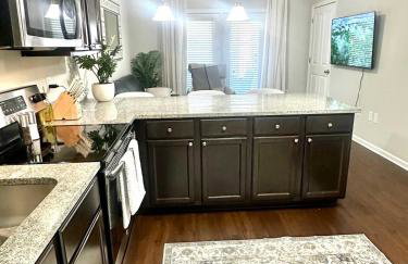 Walk to Stadium, 2 Parking Spots, Balcony & Pool - Foto 7