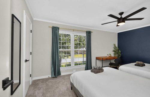 Perfect Getaway Home w Pool Jacuzzi Cinema Room - Photo 26