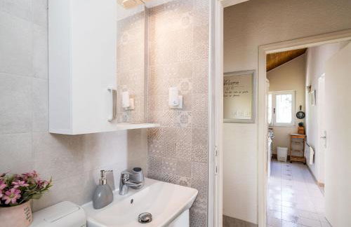 Indy's Beach Apartments -Two Bedroom Apartment with Balcony and Sea View - Photo 11