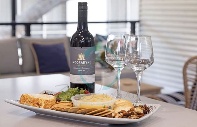 Urbanretreat Modern Outdoor Dining Backyard - Foto 7