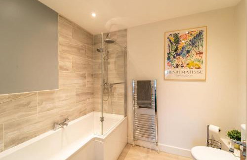 Modern 4-Bedroom Home, Ideal for Relocation, Ideal for Leisure Stays, Guests 8, Free WiFi - Foto 21