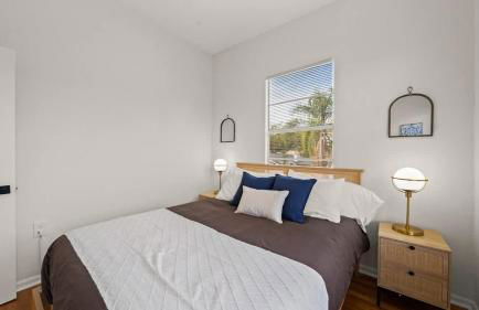 Modern Moroccan Villa w/ Firepit, BBQ + Game Room! - Foto 36