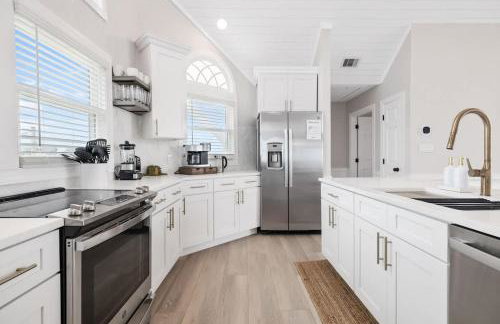 Elegant Updated Oceanfront Home with Pool & Hot Tub - Photo 26