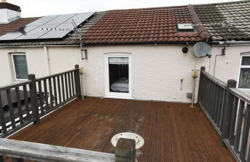 Air Maison - Family Home with Off-Road Parking - Photo 15