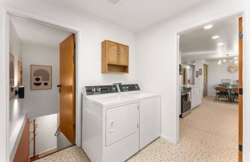 The Aspen is a mid-century modern upstairs unit. - Foto 25