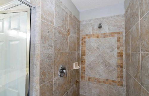 4BR Lakefront - Themed Rooms - Pool & BBQ! - Foto 67