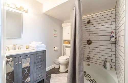 Modern 2 BR 2BA Biz Friendly Duplex with Fast Wi-Fi and Workspaces - Foto 47