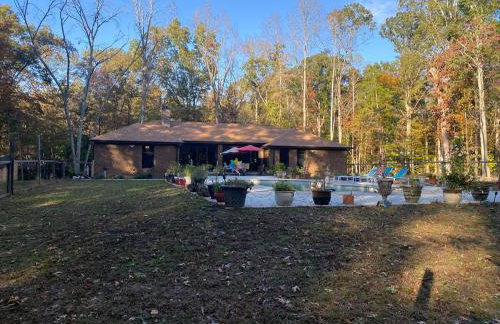 Quiet Forest Vacation home on a Private Road with Spacious Patios, Fire pit, Pet friendly and a Private pool - Foto 43