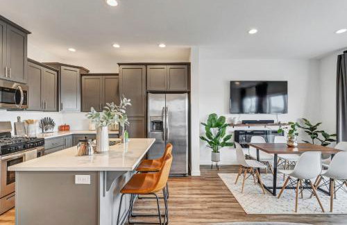 Modern and Bright Townhome with Game Room in S Salem - Foto 2