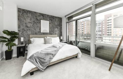 Comfy 2BR Oasis with Scenic Rooftop & Gym - Foto 4
