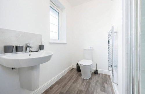 Spacious Luton Home Sleeps 8 - Foto 20