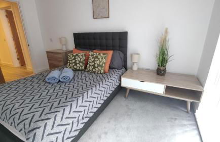 Bee City Cosy Stay - Near Train Stations and Shopping Centre with Paid Private Parking, 500Mbps Internet and Netflix - Foto 4