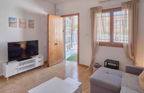 Sunny Coastal Retreat with Pool & Terrace - Foto 15