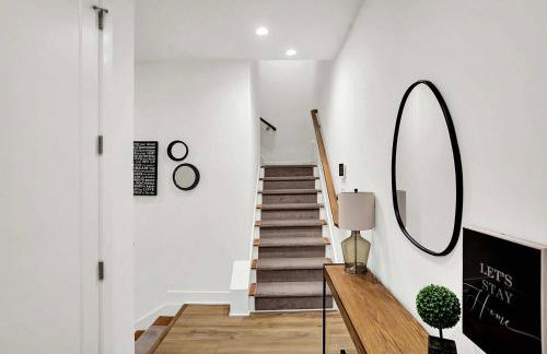 Luxury Townhouse with Fireplace Rooftop Deck Close to Downtown-Family Friendly - Foto 29