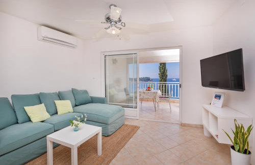 Charming Seafront Stay at Villa Mara - Photo 2