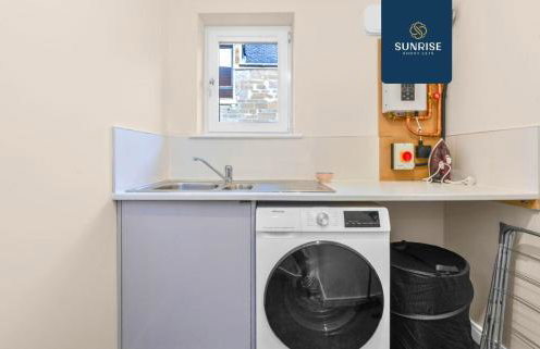 L1 - INVOICE and REDUCED PRICE only via SUNRISE SHORT LETS DUNDEE, Large 4 Bedroom House with 6 Beds and 3 bathrooms, TVs in each room, Free Parking, Fully Equipped, Local Amenities, Easy Ring Road Access, Special Rates and ONLY 9 Mins to STANNERGATE Port - Foto 13