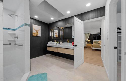 Entire Private Home with 4 Bedrooms 3 Bathrooms, Big Yard, View, , King Bed, 10 Parking, Available Now - Foto 12