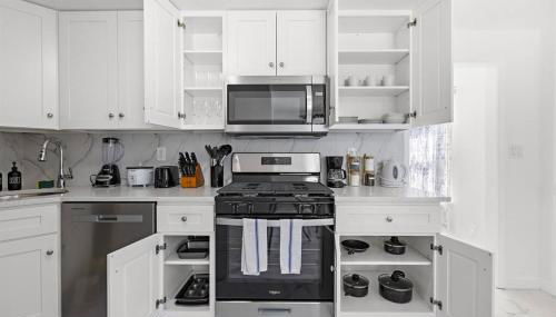 Comfy Cozy retreat - NYC & NWK w free parking - Foto 4, stove, toaster